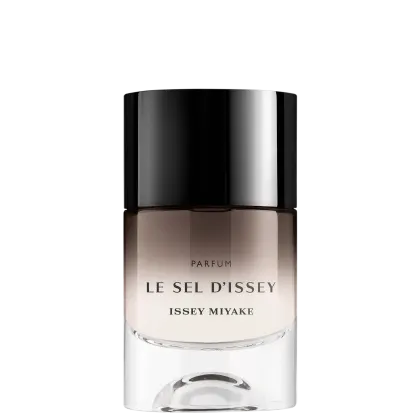 Frasco de vidro preto e branco com rótulo em letras pretas exibindo o nome "Le Sel d'Issey" da marca Issey Miyake, um item de perfumaria.
