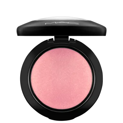 Compacto de blush rosa da marca MAC, em embalagem preta com logotipo da marca. O produto possui uma textura brilhante e uniforme, com uma tonalidade rosa suave.