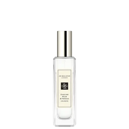 Perfume em frasco transparente retangular com tampa prateada. A embalagem exibe o logotipo e nome da marca "Jo Malone London" em letras pretas sobre fundo branco. O rótulo indica que é uma colônia com fragrância de "English Pear & Freesia".