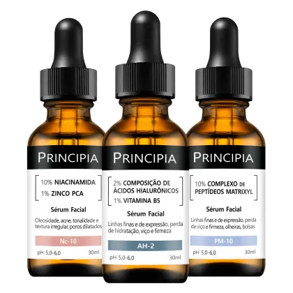 Três frascos de soro facial da marca Principia, contendo diferentes formulações: Nc-10 com niacinamida e zinco PCA, AH-2 com ácidos hialurônicos e vitamina B5, e PM-10 com complexo de peptídeos matrixyl. Embalagens de vidro âmbar com conta-gotas pretos.