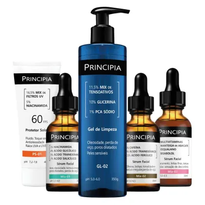 Produtos de beleza da marca Principia, incluindo protetores solares, séruns faciais, gel de limpeza e multivitaminas em embalagens de frascos e caixas com cores predominantes azul, laranja e preto.