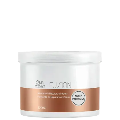 Frasco branco de 500 mL da máscara de reparação intensa da linha Fusion da Wella Professionals, com rótulo destacando a nova fórmula do produto.