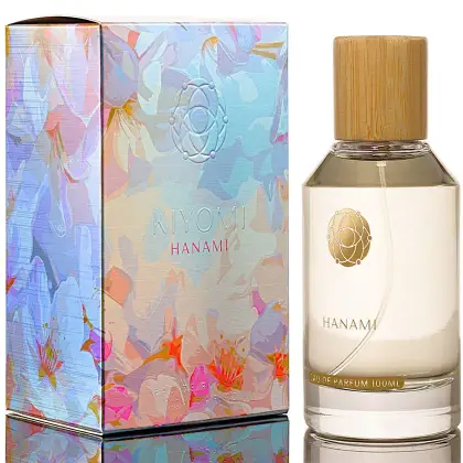 Frasco de perfume KIYOMI HANAMI com embalagem colorida em tons de azul, rosa e laranja, contendo texto em relevo "KIYOMI HANAMI" e logotipo dourado.