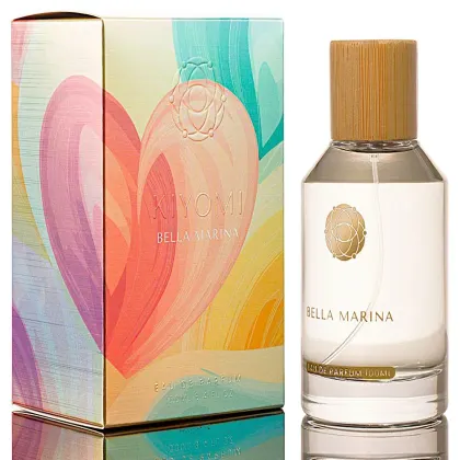 Perfume Bella Marina da marca KIYOMI em frasco de vidro com tampa de madeira, embalado em caixa colorida com ilustrações abstratas em tons de rosa, laranja e azul.