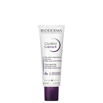 Tubo de creme Cicabio Creme+ da Bioderma, com embalagem branca e roxa, contendo informações sobre o produto de cuidado da pele com fórmula ultra-reparadora e calmante.
