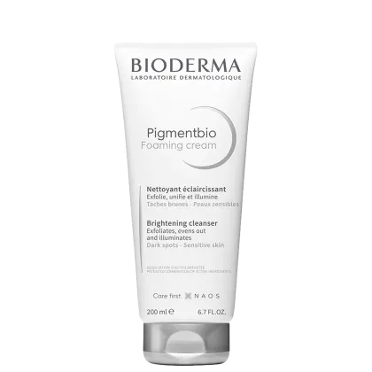 Frasco branco de 200 ml da linha Pigmentbio da Bioderma, com rótulo em preto e cinza indicando um creme espumante clareador para peles sensíveis com manchas escuras.