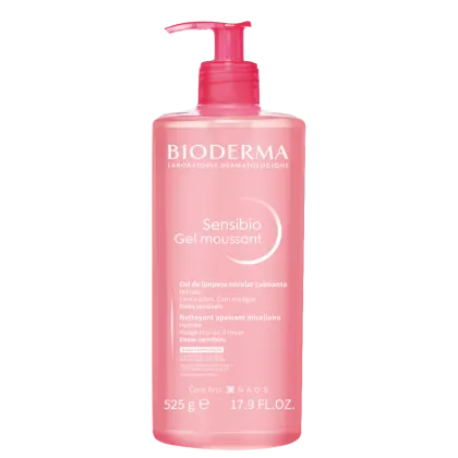 Frasco de gel de limpeza facial Sensibio da Bioderma, com 525g, embalagem rosa com bomba doseadora e rótulo com nome da marca e produto.
