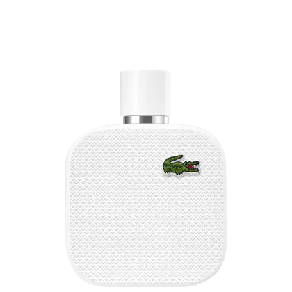 A imagem mostra um frasco de perfume da marca Lacoste. O frasco é retangular, com cantos arredondados e acabamento texturizado em relevo, todo branco, e com o desenho de um crocodilo, símbolo da marca, no canto superior direito.