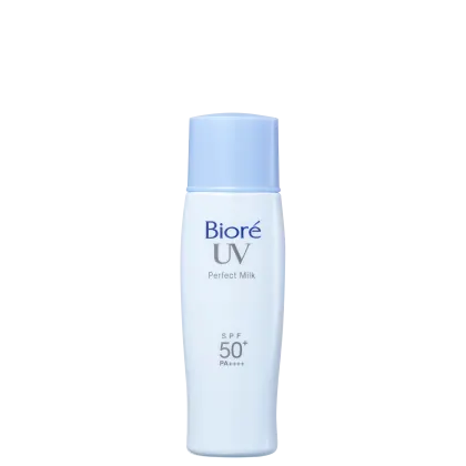 Embalagem plástica branca cilíndrica com leves curvas.  Rótulo com o nome do produto "Bioré UV Perfect Milk" e informação "SPF 50+ PA++++" em letras azuis.