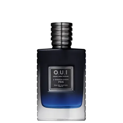 Frasco de item de perfumaria preto com detalhes em azul e branco. Rótulo com texto "O.U.I L'EXPERIENCE 706 EAU DE PARFUM PARIS" em letras brancas sobre fundo preto. Embalagem com design geométrico e texturizado.