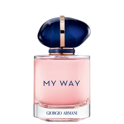 Item de perfumaria em frasco de vidro com tampa azul escura. Rótulo rosa claro com texto "MY WAY" em azul escuro e "GIORGIO ARMANI" em azul escuro na parte inferior. Formato oval com detalhes metálicos na tampa.
