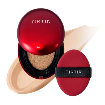 Produto de maquiagem da marca Tirtir, com embalagem redonda vermelha e aplicador em formato de esponja. O produto possui rótulo com o nome da marca em destaque.