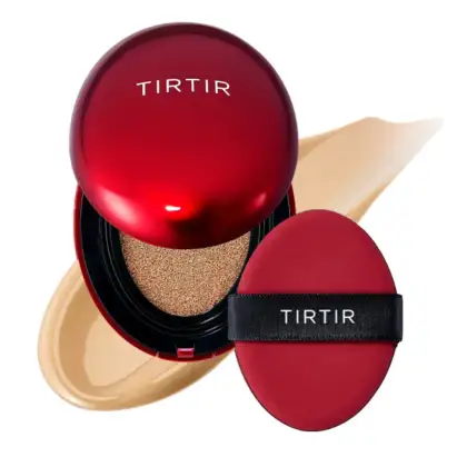 Produto de maquiagem da marca Tirtir, com embalagem vermelha redonda e aplicador de esponja. O produto possui o nome da marca impresso em branco na embalagem.