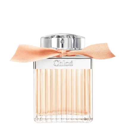 Frasco de perfume Chloé com tampa prateada e laço laranja, em embalagem de vidro com listras verticais, exibindo o nome da marca em destaque.