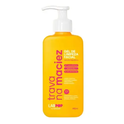 O produto apresentado é um gel de limpeza facial da marca Labotrat. A embalagem é um frasco plástico de cor amarela com um rótulo que destaca os principais ingredientes, como ácido hialurônico, esqualano e rosa mosqueta. Volume de 240ml.