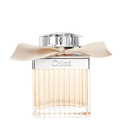 Frasco de perfume Chloé com tampa prateada e laço bege, apresentando o nome da marca em destaque. O design elegante e minimalista transmite sofisticação.