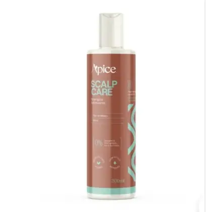 Shampoo da linha Scalp Care da marca Apice Cosméticos. A embalagem é um frasco com um rótulo contendo informações sobre sua função de limpeza e hidratação do couro cabeludo. O frasco possui um dispensador na parte superior e a capacidade de 300ml.