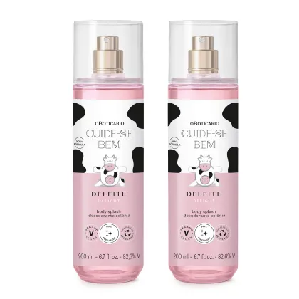 Imagem de dois frascos de body splash da marca Cuide-se Bem Deleite, em embalagem transparente com líquido rosa, borrifador prateado, tampa transparente e rótulo branco e rosa com manchas pretas, ilustração de vaca e informações sobre a fórmula.
