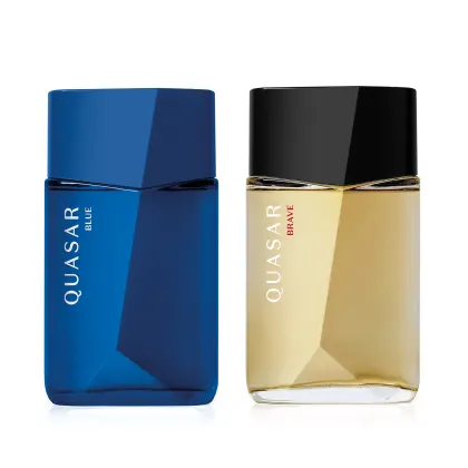 Dois frascos de item de perfumaria, sendo um da marca Quasar Blue e outra da marca Quasar Brave, o primeiro é de vidro azul com design angulado e tampa azul e o outro é de vidro transparente com líquido amarelado e tampa preta, com design angulado.