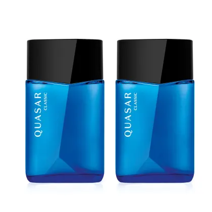 Imagem de dois frascos de desodorante colônia Quasar Classic, em embalagem de vidro azul, tampa laranja e rótulo escrito em letras brancas. Cada recipiente conta com 100ml da fragrância.