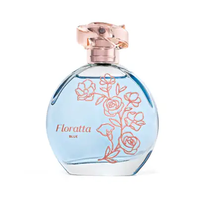 Frasco de perfume Floratta Blue com tampa rosada e decoração floral em relevo. Embalagem de vidro azul claro com rótulo destacando o nome da fragrância.