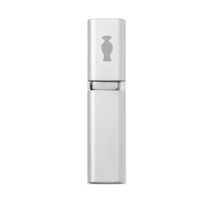 Porta-perfume com vaporizador em tubo prateado com o logo da marca O Boticário em cinza na parte superior.