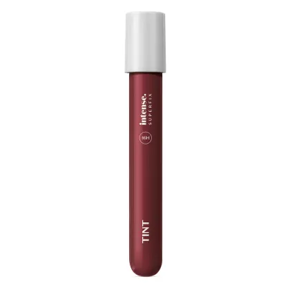 Batom líquido Superfix Tint na cor vinho 425 da marca Intense em tubo transparente, mostrando a tonalidade do produto, tampa branca e letras brancas.