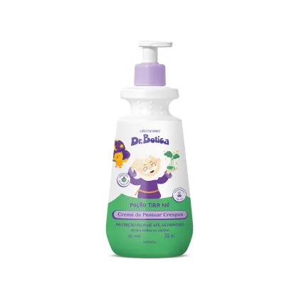 Imagem de um frasco branco com tampa dosadora roxa e rótulo em verde com ilustração do personagem da marca Dr. Botica, contendo 400ml de creme de pentear infantil para cabelos crespos.