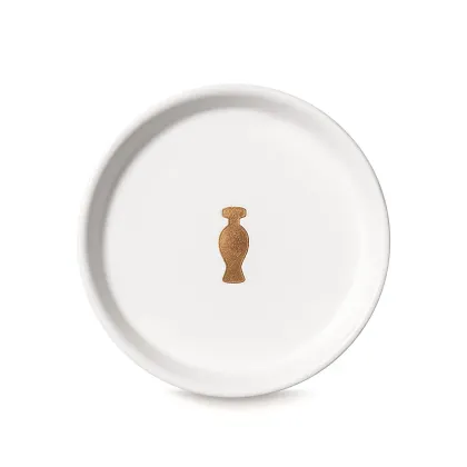 Suporte para vela branco da marca Casa 214 no formato redondo com logo do Boticário em dourado no centro.