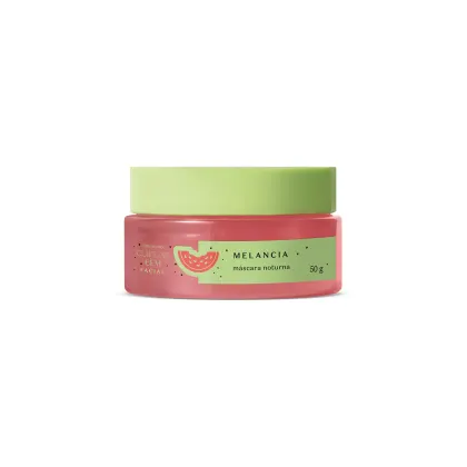 A imagem mostra máscara facial noturna. O produto vem em um pote plástico rosa com uma tampa verde clara. No rótulo, está escrito "Melancia - máscara noturna" e o peso líquido de 50g. Também há uma ilustração de uma fatia de melancia.