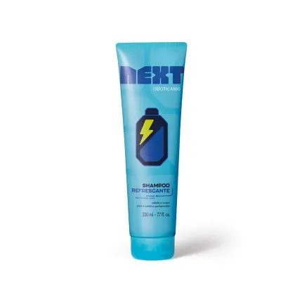 Imagem de frasco de shampoo da marca Next, com embalagem azul, rótulo com texto "Shampoo Refrescante" e símbolo de bateria, indicando propriedades revitalizantes.