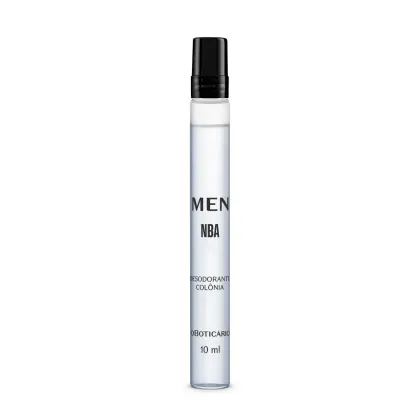 Frasco transparente em formato cilíndrico, tampa preta e líquido azul claro contendo 10ml de desodorante colônia Men NBA.
