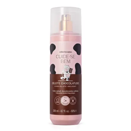 Body splash Cuide-se Bem Deleite Chocolatudo em frasco transparente com líquido bege e tampa borrifadora. Rótulo rosa com detalhes em marrom e vaca estilizada.