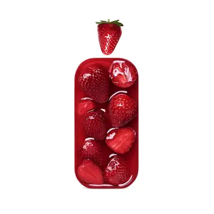 Um gif simulando o frasco do produto sendo coberto por chocolates e morangos, formando uma barra doce.