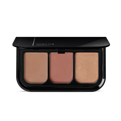 Imagem de uma paleta de blush compacta com três tons de marrom em embalagem preta com logotipo da marca.