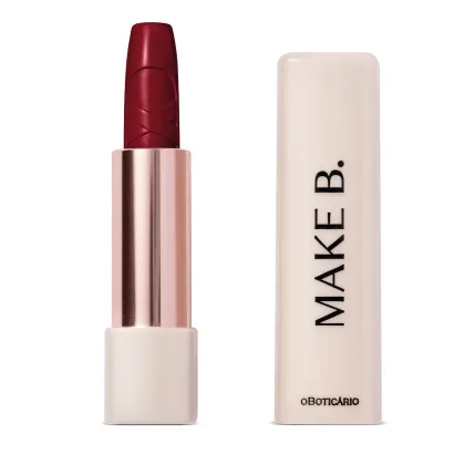 Batom cremoso na cor Vermelho Lace Red da marca Make B. Urban Ballet em embalagem branca e dourada com a marca impressa em letras pretas na tampa.