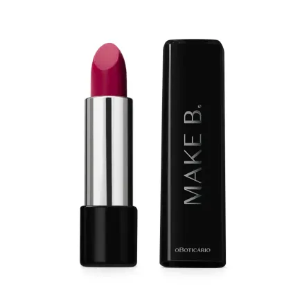 Batom na cor rosa Rosa Ai Que Loucura da marca Make B. By Narcisa em tubo prateado com tampa preta e o nome da marca gravado em letras prateadas.