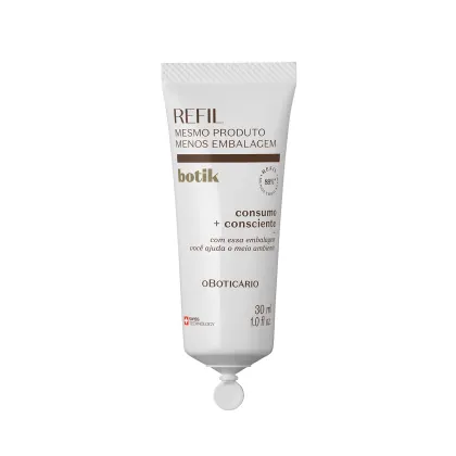 Refil de produto de beleza Botik em embalagem de 30 ml, com rótulo branco destacando "Mesmo produto, menos embalagem" e informações sobre consumo consciente.