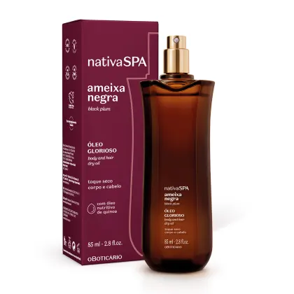 A imagem mostra um frasco de óleo multifuncional da marca Nativa SPA Ameixa Negra, na cor vinho, com rótulo e válvula spray dourados. Ao lado, a caixa do produto, também na cor vinho e informações em letras brancas.