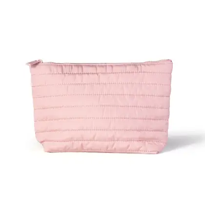 Nécessaire rosa claro acolchoado com estética puffer e zíper vista de lado.
