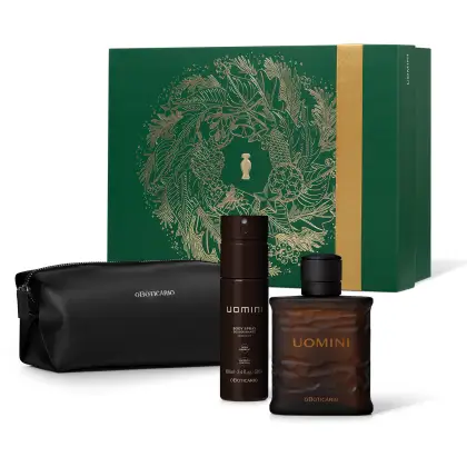 Imagem do Kit Presente Natal Uomini que traz um frasco de vidro marrom com tampa preta de desodorante colônia, um frasco cilíndrico marrom de body spray, um nécessaire preto e uma caixa presenteável verde com estampa natalina.