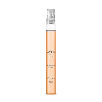 Imagem de um frasco cilíndrico transparente contendo o desodorante colônia Coffee Woman Addicted de tonalidade rosa clara. A embalagem possui borrifador prateado e 10ml de produto.