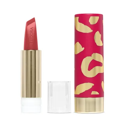 Na imagem há a case de um batom. Ela tem um padrão de manchas abstratas em rosa vibrante e dourado metálico. Esse design moderno e sofisticado com cores vivas é característico de uma linha de cosméticos glam e de luxo.