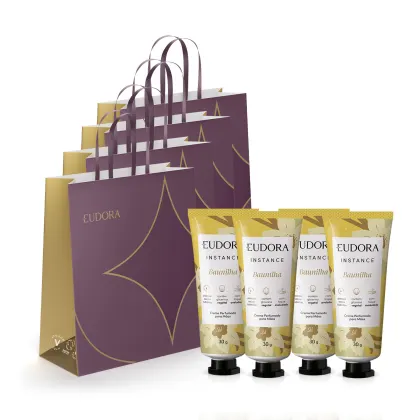 Há quatro tubos de creme perfumado para mãos Baumilha de 30g cada, em embalagens amarelas com detalhes em marrom. Ao lado, há sacolas de compras na cor roxa com detalhes dourados e o logotipo da Eudora.
