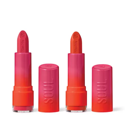 Batons da marca Eudora Kiss Me, em tom vibrante de rosa e laranja. A embalagem traz a mistura vibrante de color blocking nas cores rosa e laranja.