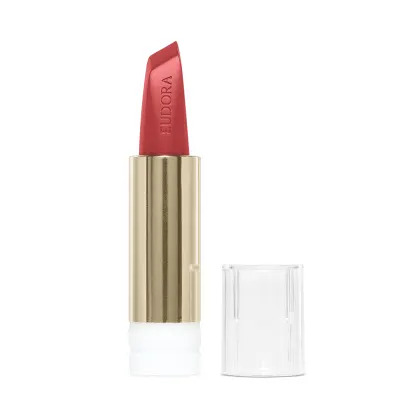 Na imagem o Batom Eudora Glam Amulips na cor Alaranjado Destemido, um tom de alaranjado terroso. O batom está aberto, revelando seu interior com o nome Eudora gravado no produto. A embalagem dourada transmite a elegância e qualidade do produto.