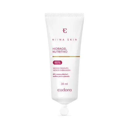 A imagem mostra uma bisnaga pequena de refil de gel hidratante facial virada de frente. Toda branca, possui uma linha dourada que separa a logo da marca e linha, na parte superior, da volumetria na parte inferior. As letras são em rosa.