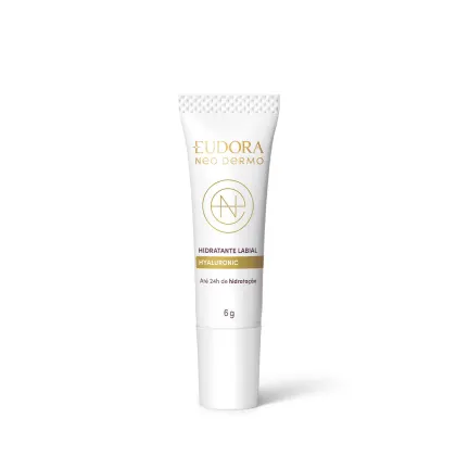Tubo branco com rótulo dourado da linha Neo Dermo da marca Eudora, contendo um hidratante labial com ácido hialurônico, indicando até 24h de hidratação.