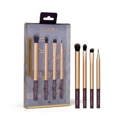 O produto apresentado é um kit de pincéis de maquiagem da marca Eudora. O kit contém 4 pincéis de diferentes tamanhos e formatos, com cabos em tons de bege e dourado. A embalagem é uma caixa de plástico transparente.