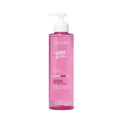 Frasco de gel de limpeza facial da marca Eudora, na cor rosa, com bomba dosadora branca. Rótulo com o nome "Niina Secrets" e informações sobre a tecnologia e ingredientes do produto.